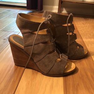 Melrose and Market Calista Wedge Sandal. Size 8